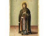 une vieille photo représentant une femme vêtue d'une cape et tenant une croix