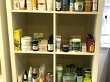 une étagère sur laquelle sont disposés de nombreux types de produits de soins de la peau