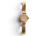 une montre-bracelet pour femme avec un bracelet en or sur fond blanc