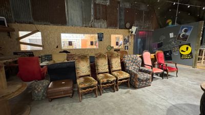 de nombreuses chaises et une table dans une pièce très meublée