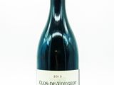 une bouteille de vin posée sur une table