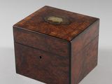 une boîte ancienne en bois avec une plaque en laiton sur le couvercle