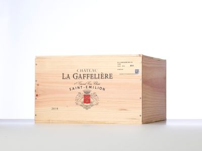the wooden box is empty and ready to be filled with wine