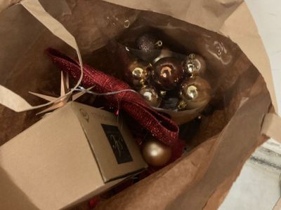 un sac en papier kraft contenant des décorations de Noël