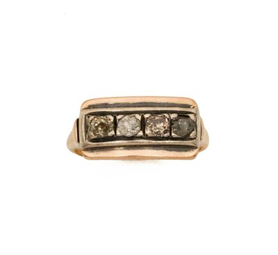 un gros plan d'une bague sertie de trois pierres