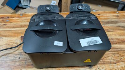 deux enceintes noires posées sur une table en bois