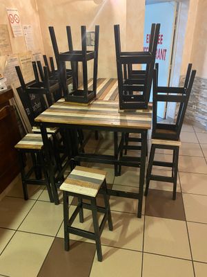 Cinq tables hautes en acier et bois - Vingt tabourets en boi…