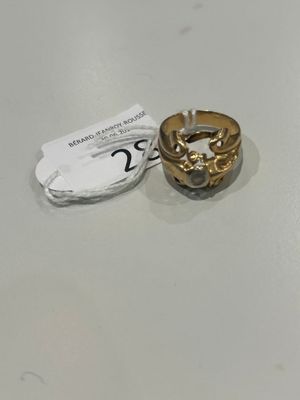 une bague en or et une bague en argent posées sur une table