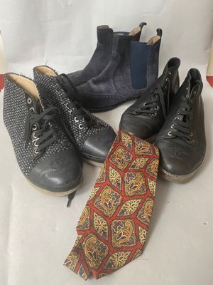 four pairs of shoes, a tie, and a pair of boots