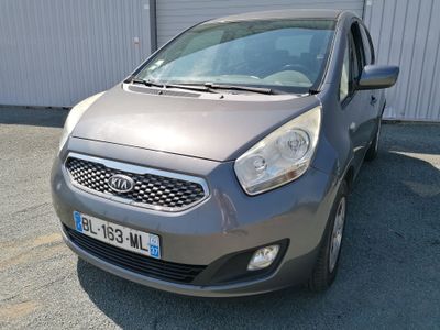 une voiture grise garée devant un bâtiment