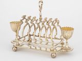 une menorah en métal plaqué argent à cinq branches avec un bougeoir