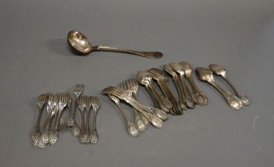 beaucoup de cuillères et de fourchettes en argent sur la table