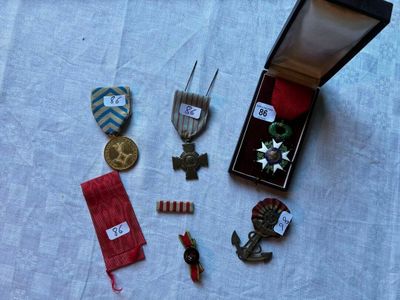une boîte contenant une médaille, une médaille, une médaille et d'autres objets posés sur une table