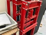une machine rouge posée à côté d'un téléviseur
