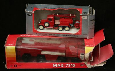 un camion jouet rouge dans une boîte, sur fond noir