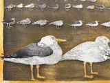 tableau représentant une volée de mouettes posées dans un champ d'herbe