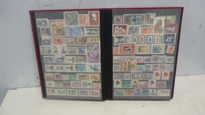 deux livres ornés de timbres, posés sur une table