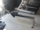 une rangée de vélos d'appartement dans une salle de sport