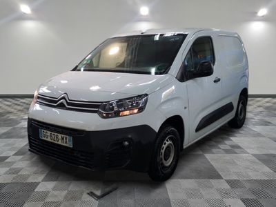 la camionnette blanche est garée sur le sol en damier d'une pièce