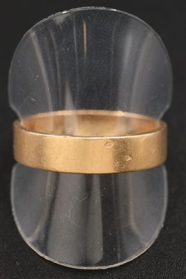 un récipient en verre transparent orné d'une bande dorée