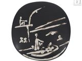 une assiette en noir et blanc sur laquelle figure l'image d'un homme sur un bateau