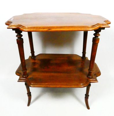 Table à thé en noyer mouluré. 70 x 48 x 94 cm.