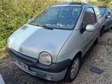 une petite voiture argentée garée sur le bord de la route