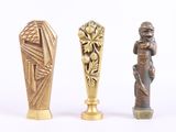 Trois types de statues différents sont représentés sur une surface blanche