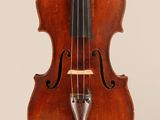 un vieux violon avec un archet sur fond blanc