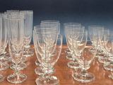 un grand nombre de verres à vin posés sur une table