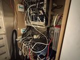 un faisceau de câbles reliés à un ordinateur