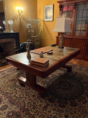 un salon avec une cheminée et un tapis au sol