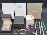 tout un tas de montres et de bracelets différents dans une boîte