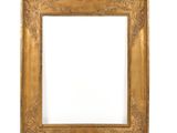 un cadre doré ancien sur fond blanc