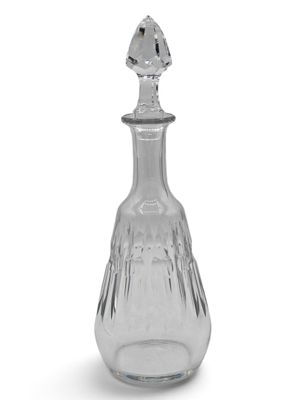 une image représentant une carafe en verre transparent sur fond blanc
