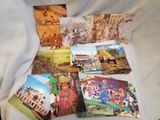 de nombreuses cartes postales de différents pays posées sur une table