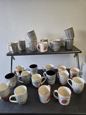 Lot 24 mugs divers modèles et coloris