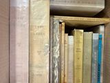 une boîte pleine de livres posée sur une table