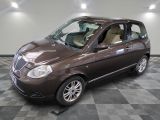 la photo d'une voiture marron garée dans un garage
