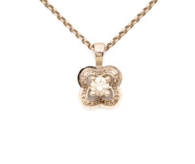 un gros plan d'un pendentif en diamant suspendu à une chaîne, sur fond blanc