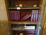 une vitrine en verre contenant des livres, dans une pièce