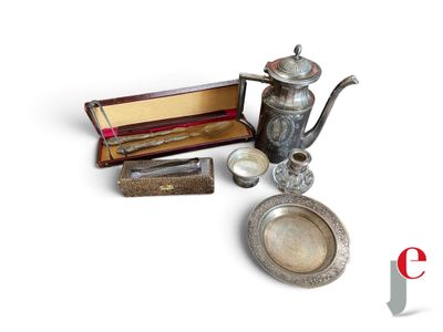 une théière en argent, une assiette en argent et une théière en argent