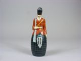 une figurine représentant un homme vêtu d'un manteau rouge