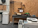 une pièce qui contient beaucoup d'appareils électroménagers