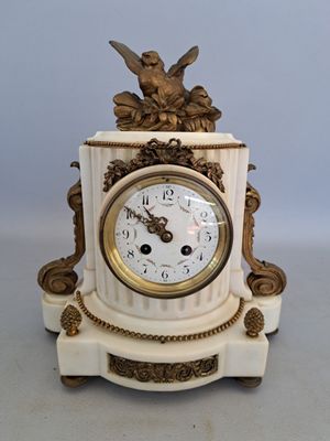 Pendule en marbre blanc à cannelures, ornementation en bronz…