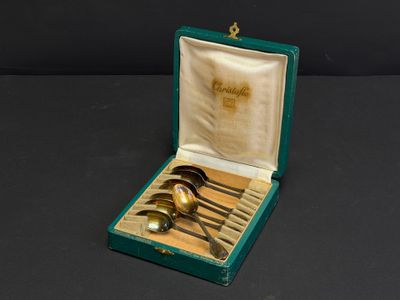 un étui vert contenant une cuillère et une fourchette