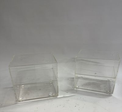 une paire de vitrines en acrylique transparent