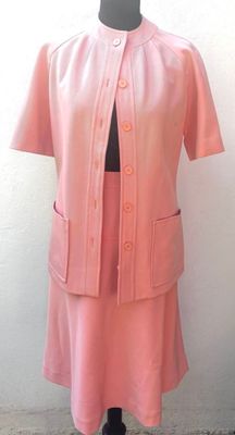 robe et veste roses sur un mannequin, mannequin, mannequin, mannequin, mannequin, mannequin, mannequin, mannequin, manne
