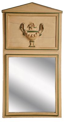 un miroir accroché au mur, au-dessus d'un miroir sur lequel est posé un vase