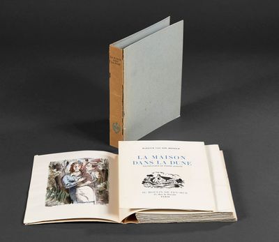 un livre ouvert posé sur une table, devant un fond noir